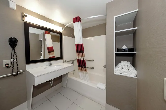 جناح بسريرين كوين بإطلالة على البحيرة لذوي الإعاقة، Red Roof Inn & Suites Newburgh - Stewart Airport/ West Point 10/10