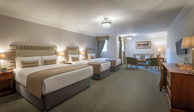 غرفة عائلية رباعية بسرير مزدوج وسريرين منفصلين، Bracken Court Hotel 1/1