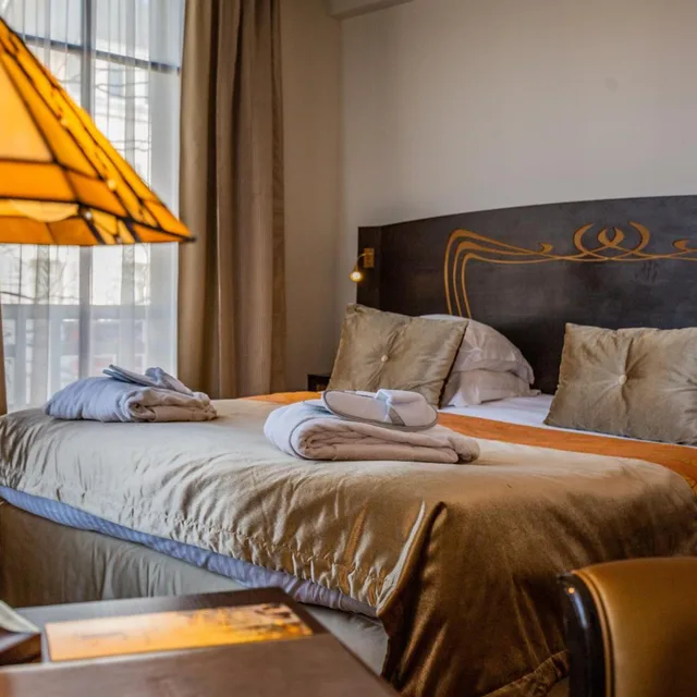 جناح جونيور، Hotel Jehan de Beauce 5/10