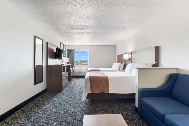 جناح بسرير كوين مع أريكة، Quality Inn & Suites Ferdinand 7/10