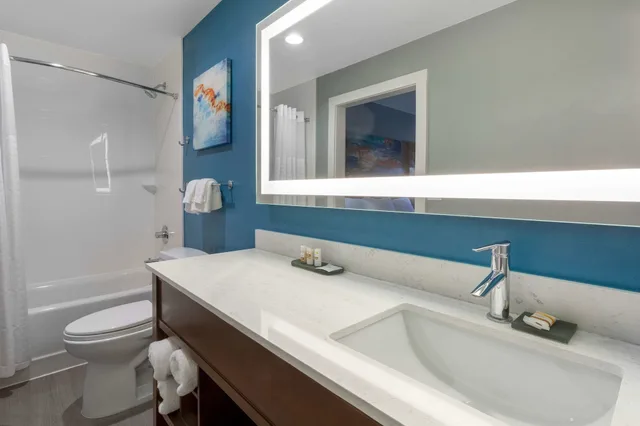 غرفة بسرير كينج بإطلالة على المسبح، La Quinta Inn Suites By Wyndham Ft Myers Sanibel Gateway 10/10