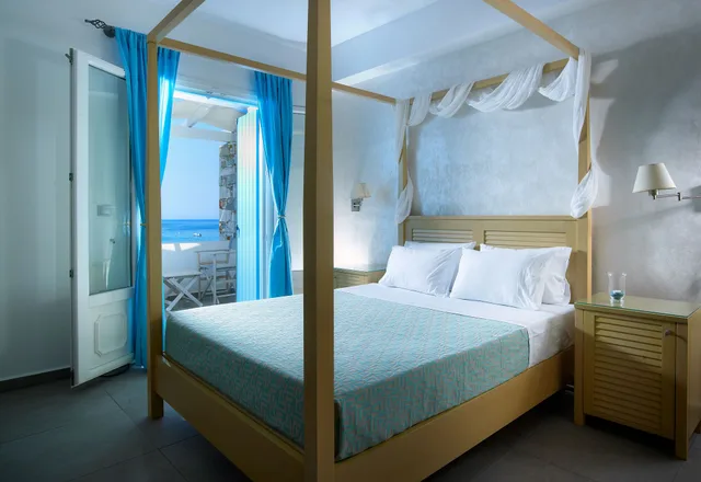 غرفة ديلوكس بسرير مزدوج بإطلالة على البحر بشرفة مع أريكة، Blue Harmony Hotel 2/3