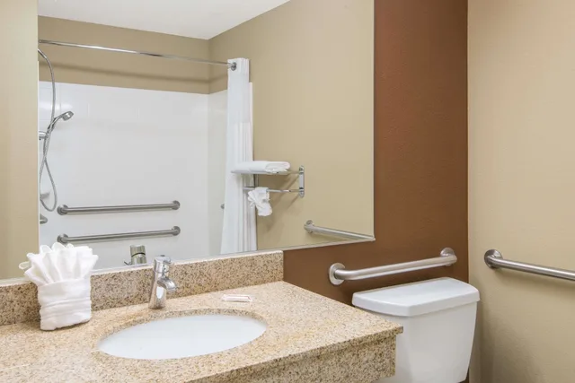 غرفة بسرير كوين، Microtel Inn And Suites By Wyndham North Canton 3/4