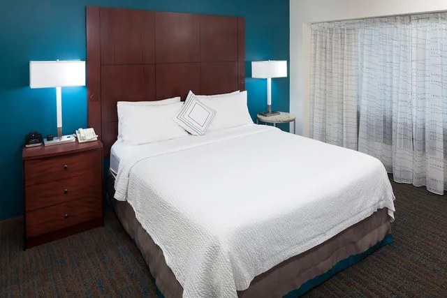 جناح بسرير كينج بشرفة بغرفة نوم واحدة مع أريكة لذوي الإعاقة، Residence Inn Seattle Downtown Lake Union 1/3