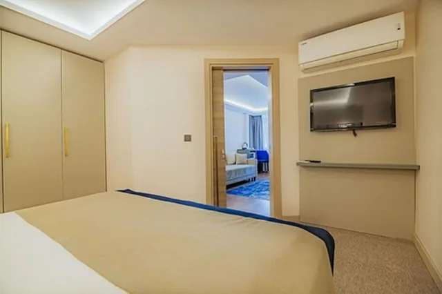شقة تقليدية بسرير كينج مع أريكة، Comfort Beige Hotel 5/8