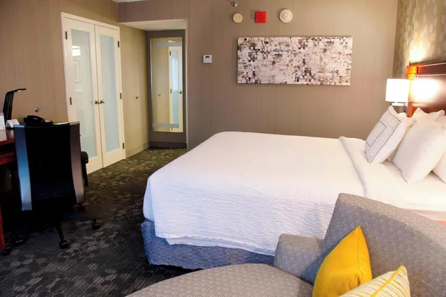 غرفة بسرير كينج لذوي الإعاقة، Courtyard By Marriott Waterbury Downtown 3/4