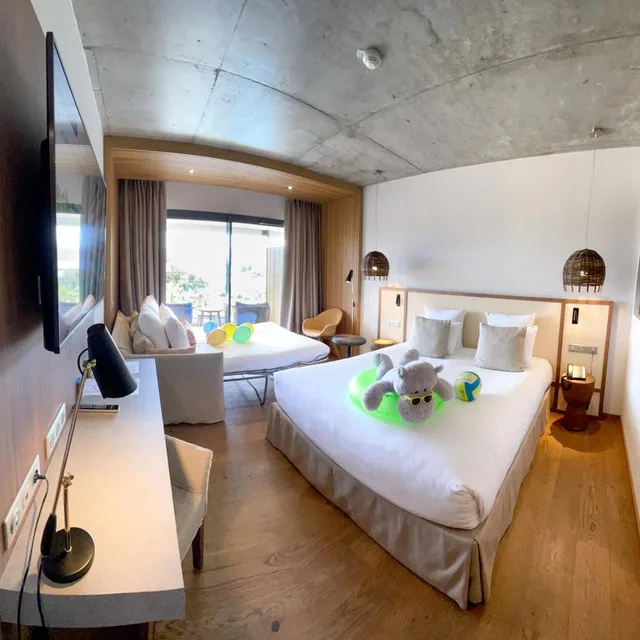 غرفة ديلوكس بسرير كينج بإطلالة على البحر مع أريكة، Golden Tulip Porto Vecchio 3/9
