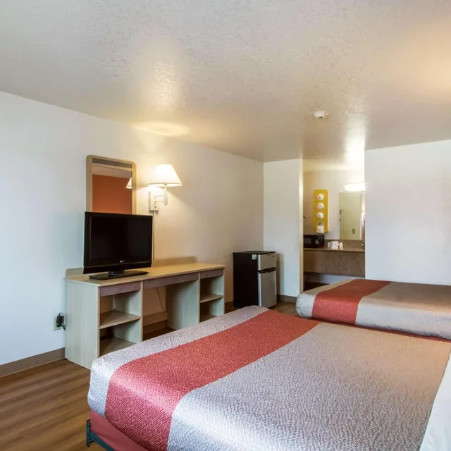 2 Queen Beds Mobility Accessible Tub Nsmk، Motel6 Vancouver, WA 4/7