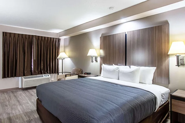 غرفة بسرير كينج، Econo Lodge Kingsville 3/4