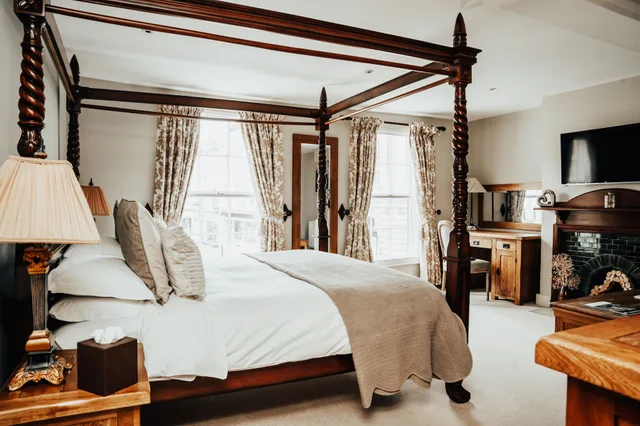Bridal, Four Poster, Suite, King Bed، The Peppermill 2/3