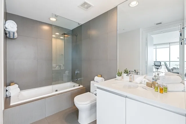 1 Bedroom, Deluxe, Apartment, King Bed, Bay View, Sofa, Corner, Dharma Home Suites Miami At Monte Carlo 4/5
