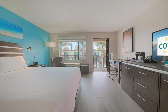 غرفة ديلوكس بسرير كينج بشرفة مع أريكة، The Cove Hotel, Ascend Hotel Collection 1/5