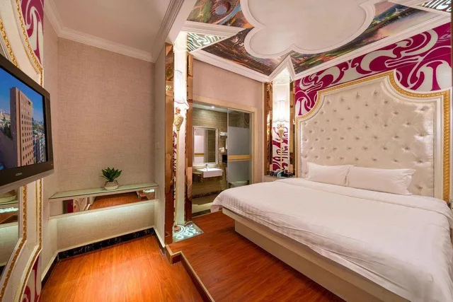 Exquisite, King Bed, The Clipper Hotel 2/2