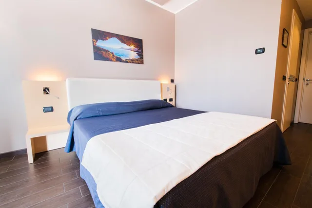 Room, Double Bed, Hotel Mediterraneo 8/10