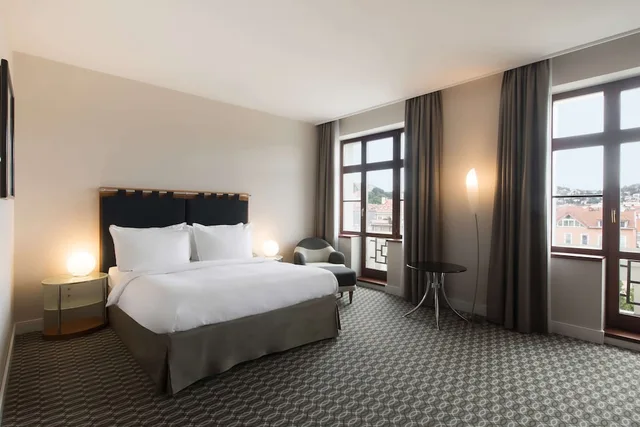 Premium, Queen Bed, Square View, Terrace، Radisson Blu Carlton 8/10