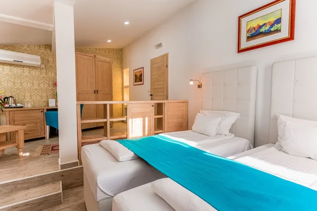 غرفة قياسية رباعية بسرير كوين وسريرين منفصلين، Kriva Cuprija Hotel 1/2