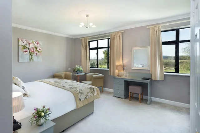 Deluxe, King Bed, Stanton Manor Hotel 2/2