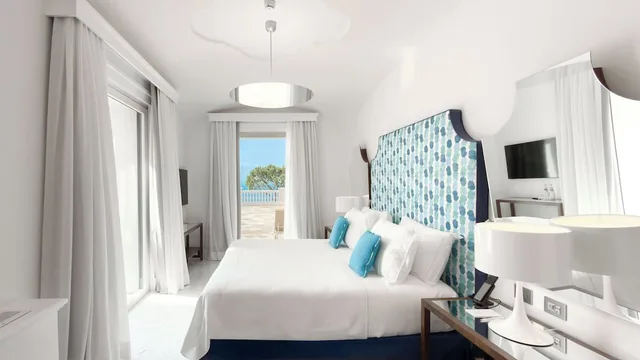 جناح بسرير كينج بإطلالة على البحر بشرفة مع أريكة، Grand Hotel Europa Palace 4/9