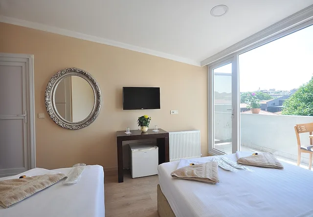 غرفة ديلوكس ثلاثية بسرير مزدوج وسرير فردي بإطلالة على المدينة، Hotel Baykal 3/4