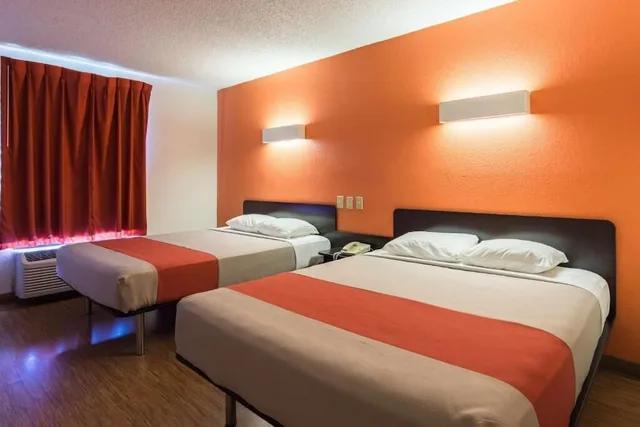 غرفة قياسية بسريرين كوين للمدخنين، Motel6 Arkadelphia, AR 1/3