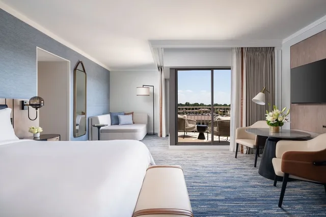 Room, King Bed, Corner, Accessible, The Ritz-Carlton Dallas, Las Colinas 2/4