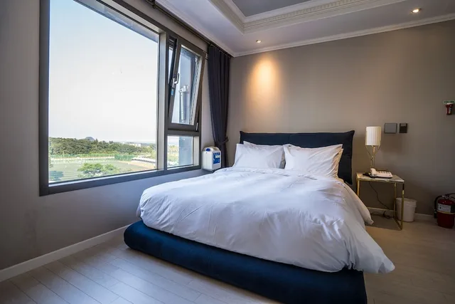 Deluxe, Queen Bed, Cornerstone Hotel 1/4
