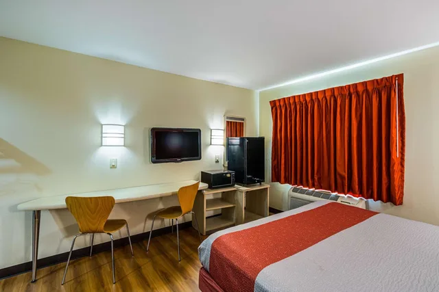 غرفة بسرير كينج للمدخنين، Motel6 Urbana, IL 3/5