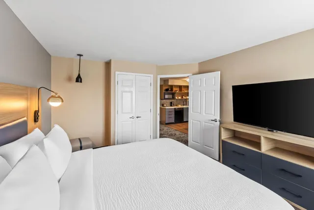 جناح بغرفة نوم واحدة مع أريكة، Candlewood Suites Victoria 1/2