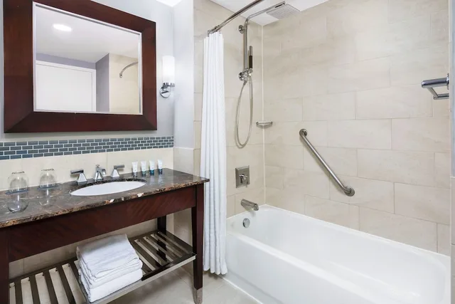 غرفة تقليدية بسريرين مزدوجين بإطلالة على المدينة، The Westin Washington National Harbor 4/7