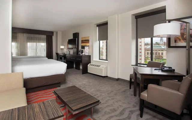 غرفة قياسية بسرير كينج، HOLIDAY INN EXPRESS SPRINGFIELD DOWNTOWN 6/8