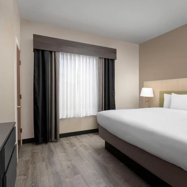 جناح بسرير كينج بغرفة نوم واحدة، Country Inn & Suites By Radisson Gainesville FL 1/4