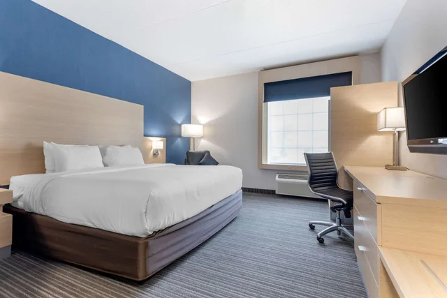 غرفة قياسية بسرير كينج في الطابق الأرضي، Quality Inn & Suites Oakville 1/10