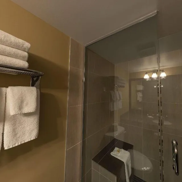 غرفة بسرير كينج وسريرين كوين، Days Inn By Wyndham Calgary Northwest 7/9