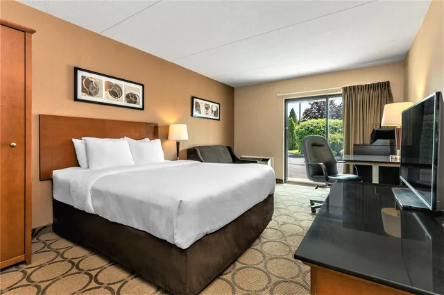 Upgrade, Queen Bed، Comfort Inn West Edmonton 1/1