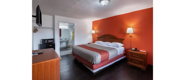 1 King Bed - Mob Acc RI Shwr Nsmk Micfridg، Motel6 Montgomery, AL - Coliseum 1/5