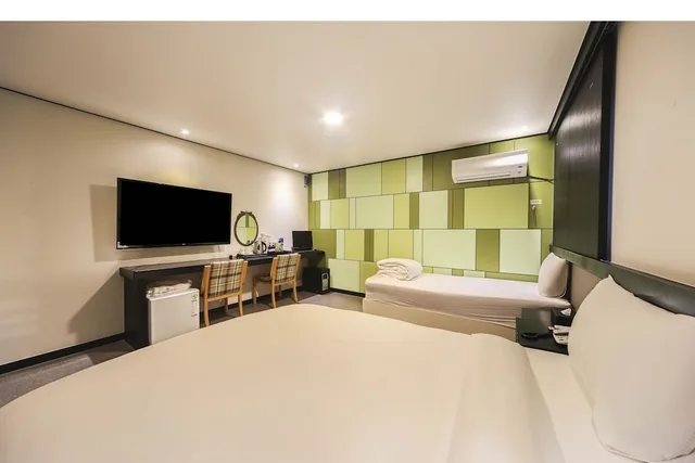 Deluxe, 1 Double and 1 Single Bed, Elysee Hotel 3/6