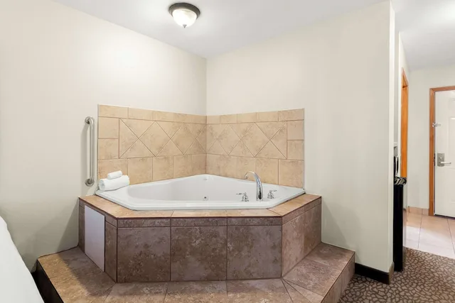 غرفة قياسية بسرير كينج بحوض جاكوزي، Best Western George West Executive Inn 6/6