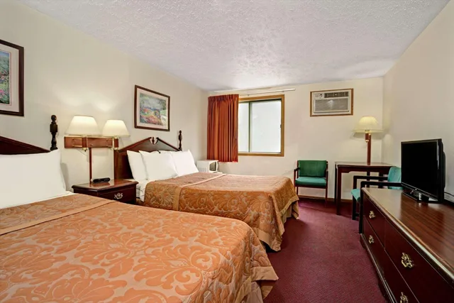 Deluxe, 2 Double Beds, Super 8 By Wyndham Chaska 2/10