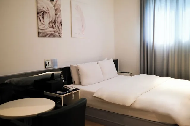 جناح ثلاثي بثلاثة أسرّة، Hotel Insomnia 7/10