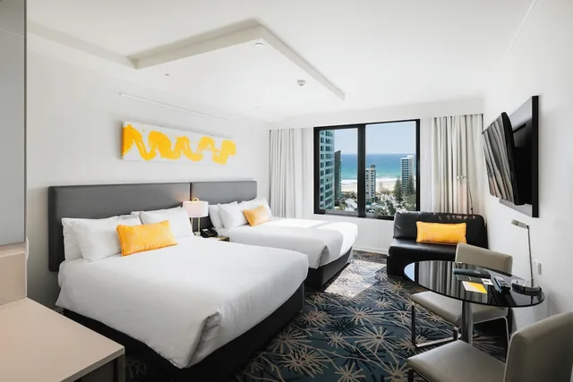 غرفة قياسية بسريرين مزدوجين بإطلالة على البحر، voco Gold Coast 3/8