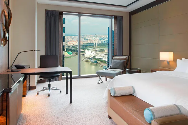 غرفة بسرير كينج مع دخول صالة النادي في طابق مرتفع، The Westin Singapore 6/7