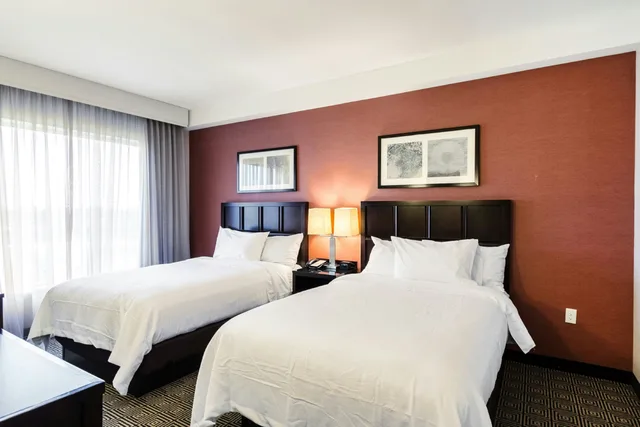 جناح بسريرين مزدوجين بغرفتين مع أريكة، Embassy Suites by Hilton Newark Airport 2/4