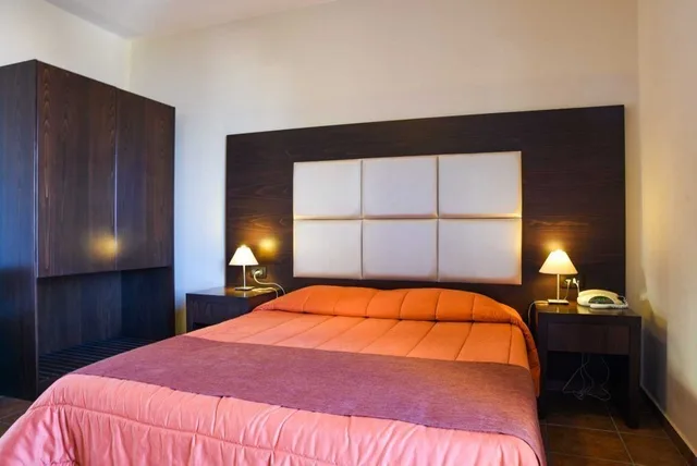 شقة بسرير مزدوج بإطلالة على البحر بغرفة نوم واحدة مع أريكة، Theo Hotel 8/10