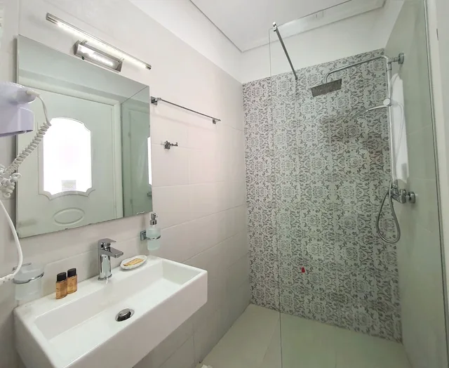 غرفة أساسية بسرير كوين بإطلالة على البحر، Hotel Joan 2/2