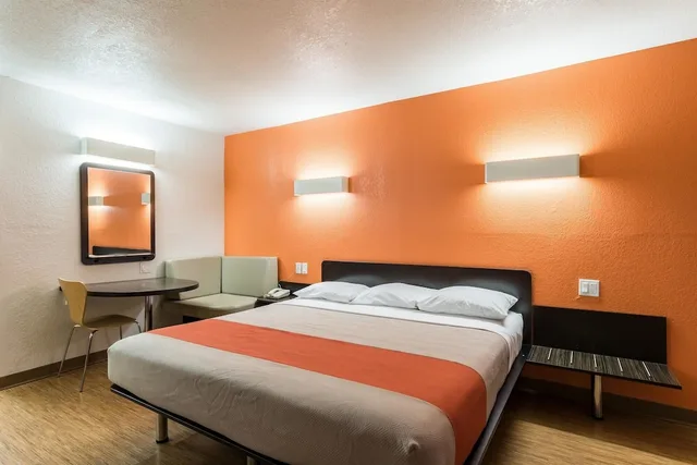 غرفة قياسية بسرير كينج بمطبخ صغير، Motel6 Uvalde, TX 8/10