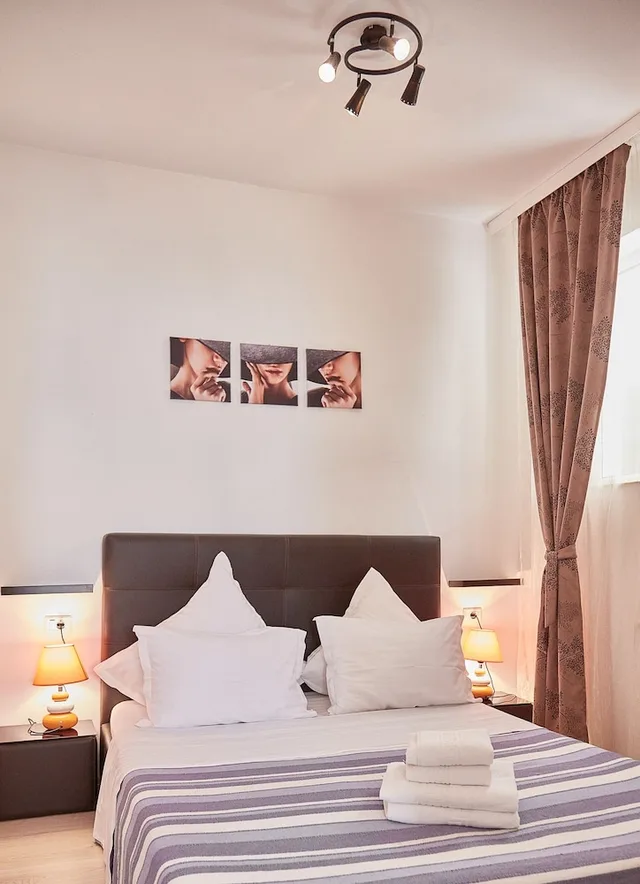 غرفة ديلوكس بسرير كوين بغرفة نوم واحدة مع أريكة، Gabizz Apartments 1/7