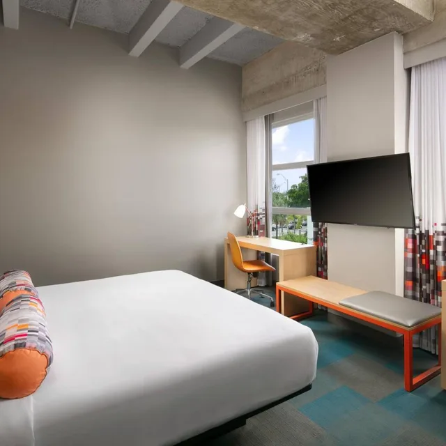 Savvy, Guest Room, King Bed، ALOFT MIAMI AIRPORT 2/4