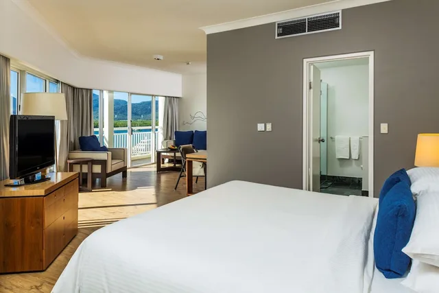 جناح تنفيذي بسرير كينج بإطلالة على المرسى، Shangri La the Marina Cairns 1/8