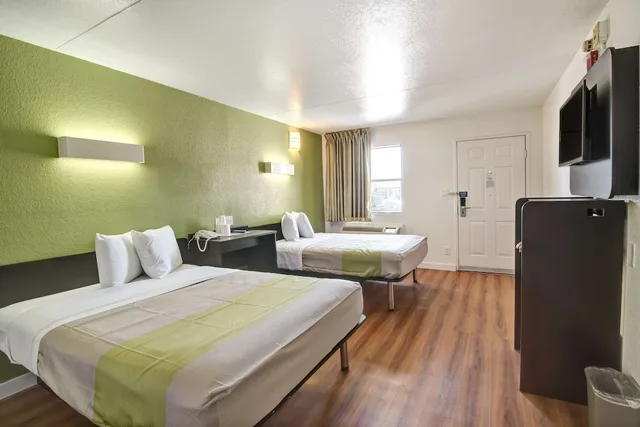 غرفة قياسية بسريرين كوين، Motel6 Dallas, TX - Forest Lane 4/10