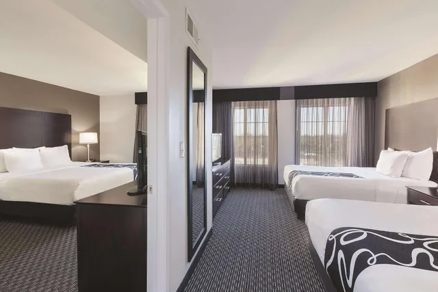 جناح، Holiday Inn Express & Suites Anaheim Convention Center Area 2/2